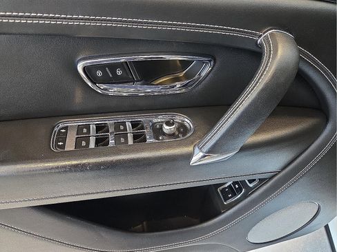 Used 2018 Bentley Bentayga image 14