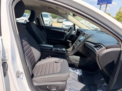 Used 2019 Ford Fusion SE FWD image 19
