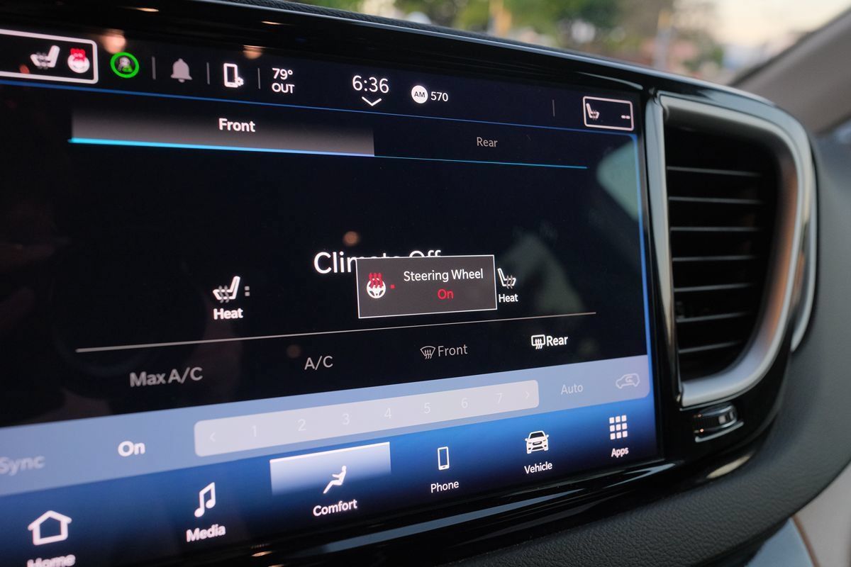 Used 2024 Chrysler Pacifica Touring-L FWD image 22
