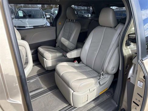Used 2011 Toyota Sienna XLE image 17