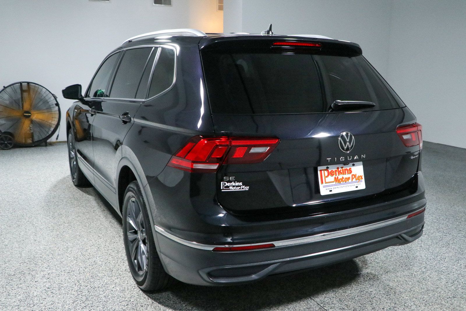 Used 2022 Volkswagen Tiguan SE w/ Panoramic Sunroof Package AWD/4WD image 9
