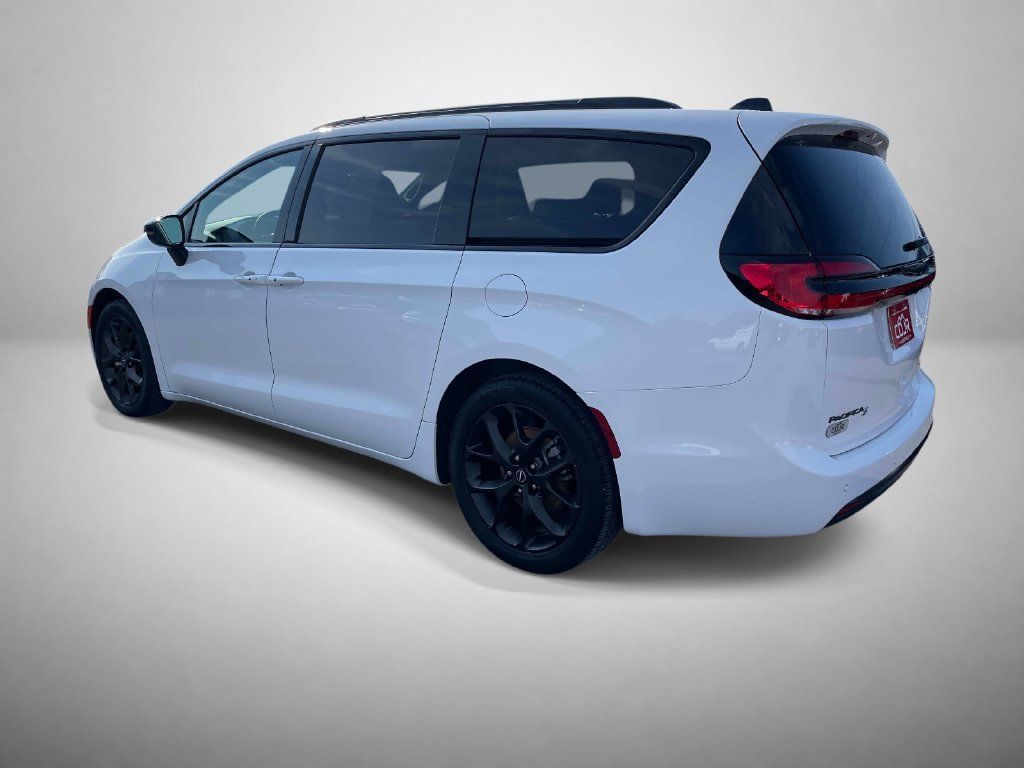 Used 2025 Chrysler Pacifica Limited FWD image 5