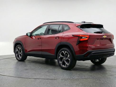 Used 2025 Chevrolet Trax LT FWD image 6