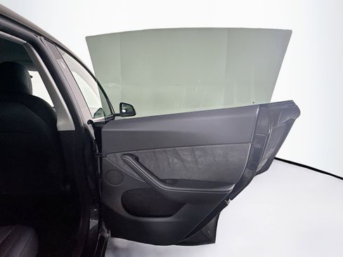 Used 2024 Tesla Model Y Long Range image 32