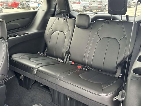 New 2026 Chrysler Pacifica Select image 9