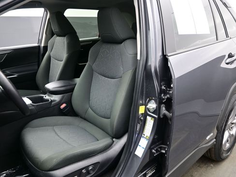Used 2022 Toyota RAV4 XLE w/ Convenience Package image 12