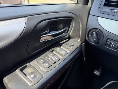 Used 2011 Dodge Grand Caravan R/T w/ Entertainment Group 1 FWD image 15