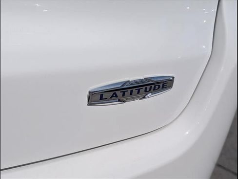 Used 2018 Jeep Compass Latitude FWD image 18