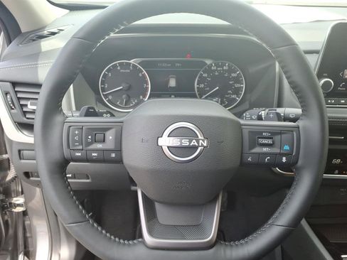 Used 2025 Nissan Rogue SV w/ SV Premium Package FWD image 8