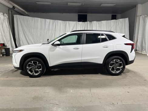 Used 2025 Chevrolet Trax LT FWD image 4