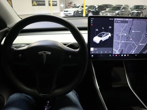 Used 2021 Tesla Model Y Long Range image 12