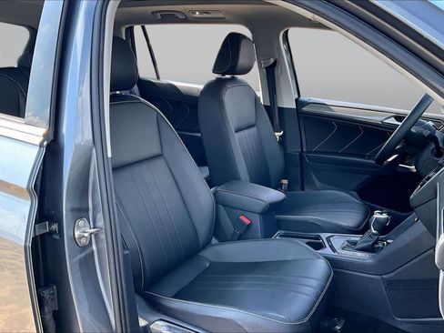 Used 2023 Volkswagen Tiguan SE w/ Panoramic Sunroof Package FWD image 9