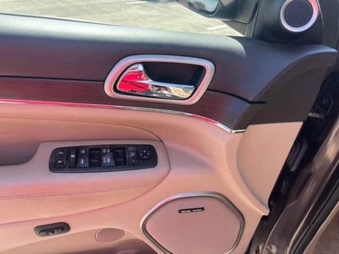 Used 2018 Jeep Grand Cherokee Overland RWD image 14