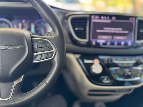 Used 2022 Chrysler Pacifica Touring-L image 8