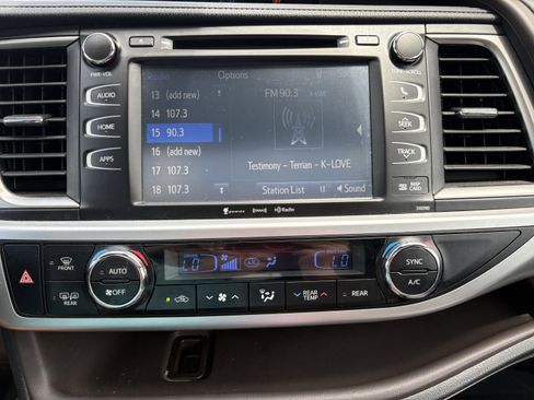 Used 2018 Toyota Highlander XLE AWD/4WD image 11