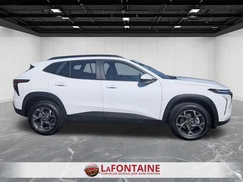 Used 2025 Chevrolet Trax LT FWD image 6
