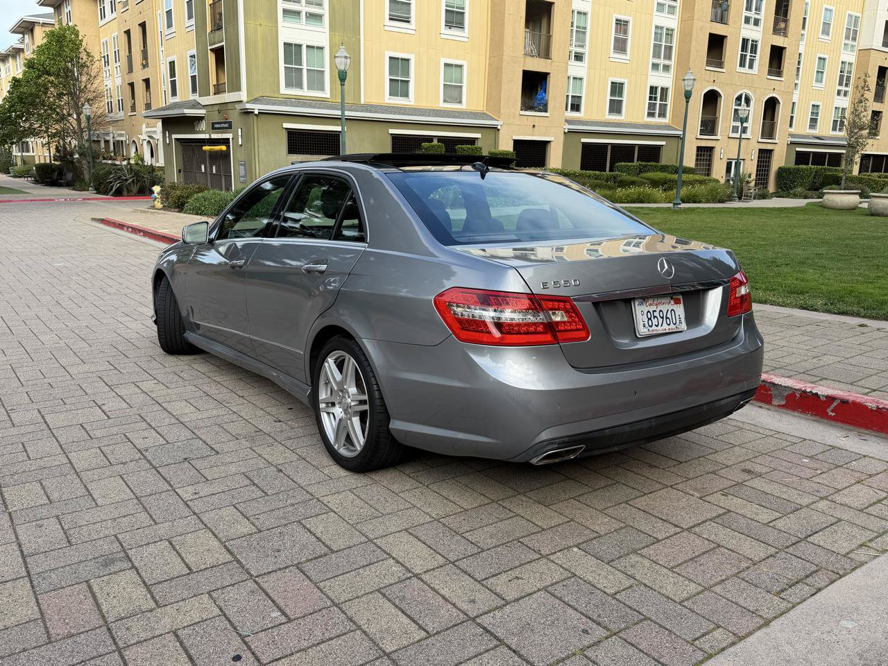 Used 2010 Mercedes-Benz E 550 Sedan image 10