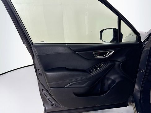 Used 2020 Subaru Forester Premium image 9