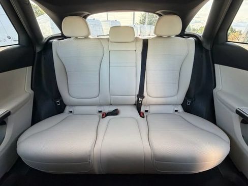 Used 2024 Mercedes-Benz GLC 300 4MATIC image 17