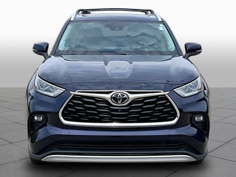 Used 2021 Toyota Highlander Platinum FWD image 4