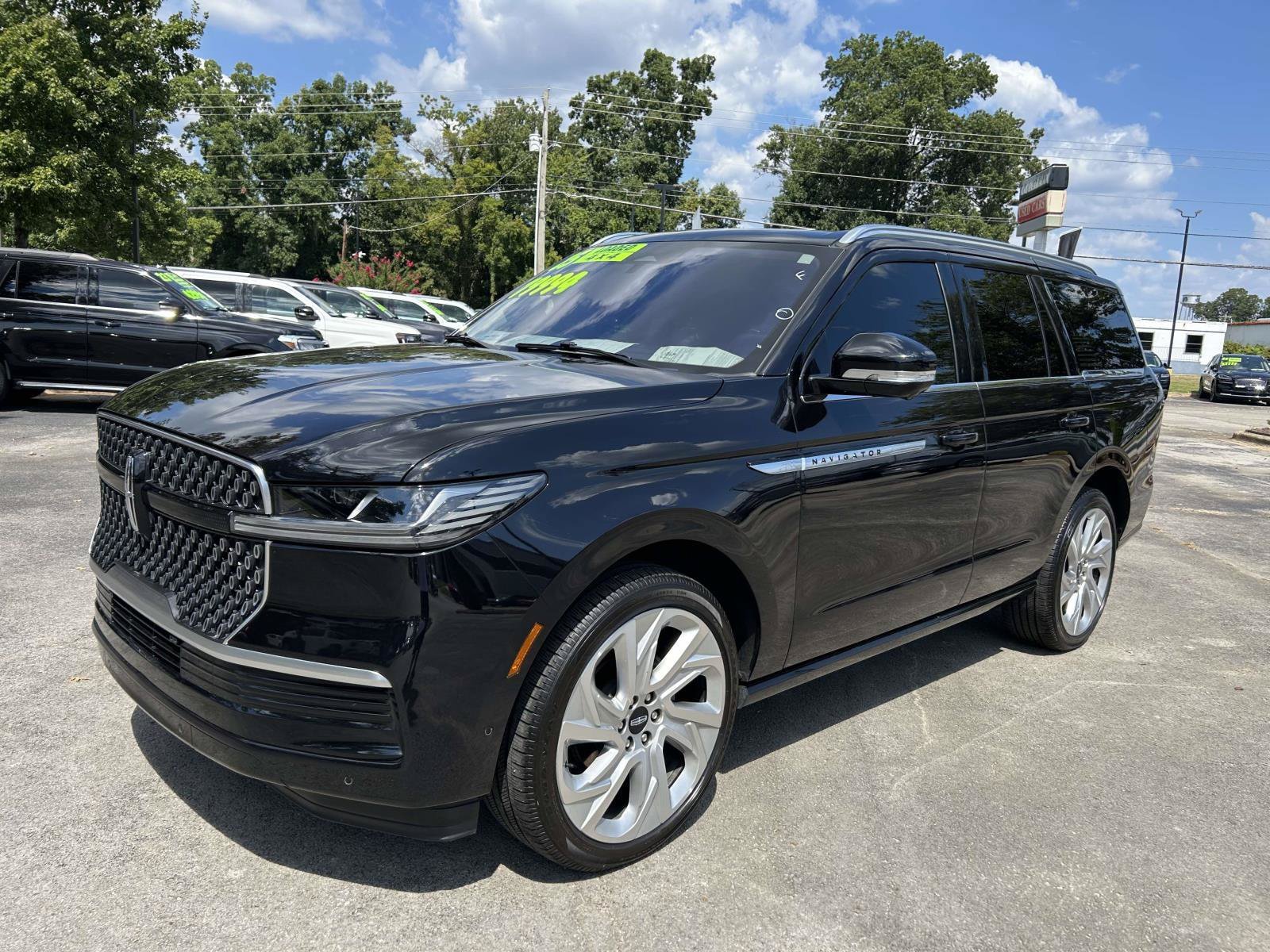 Certified 2025 Lincoln Navigator Reserve AWD/4WD image 9