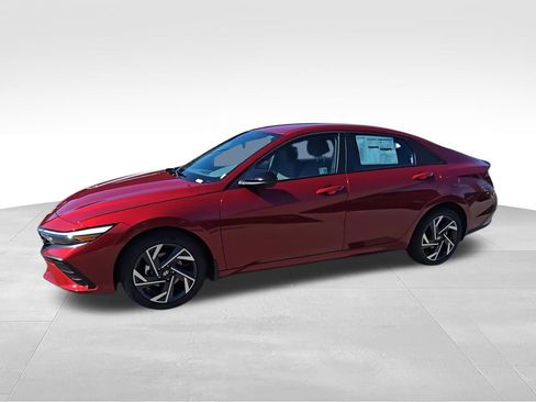 Used 2025 Hyundai Elantra Sport FWD image 4
