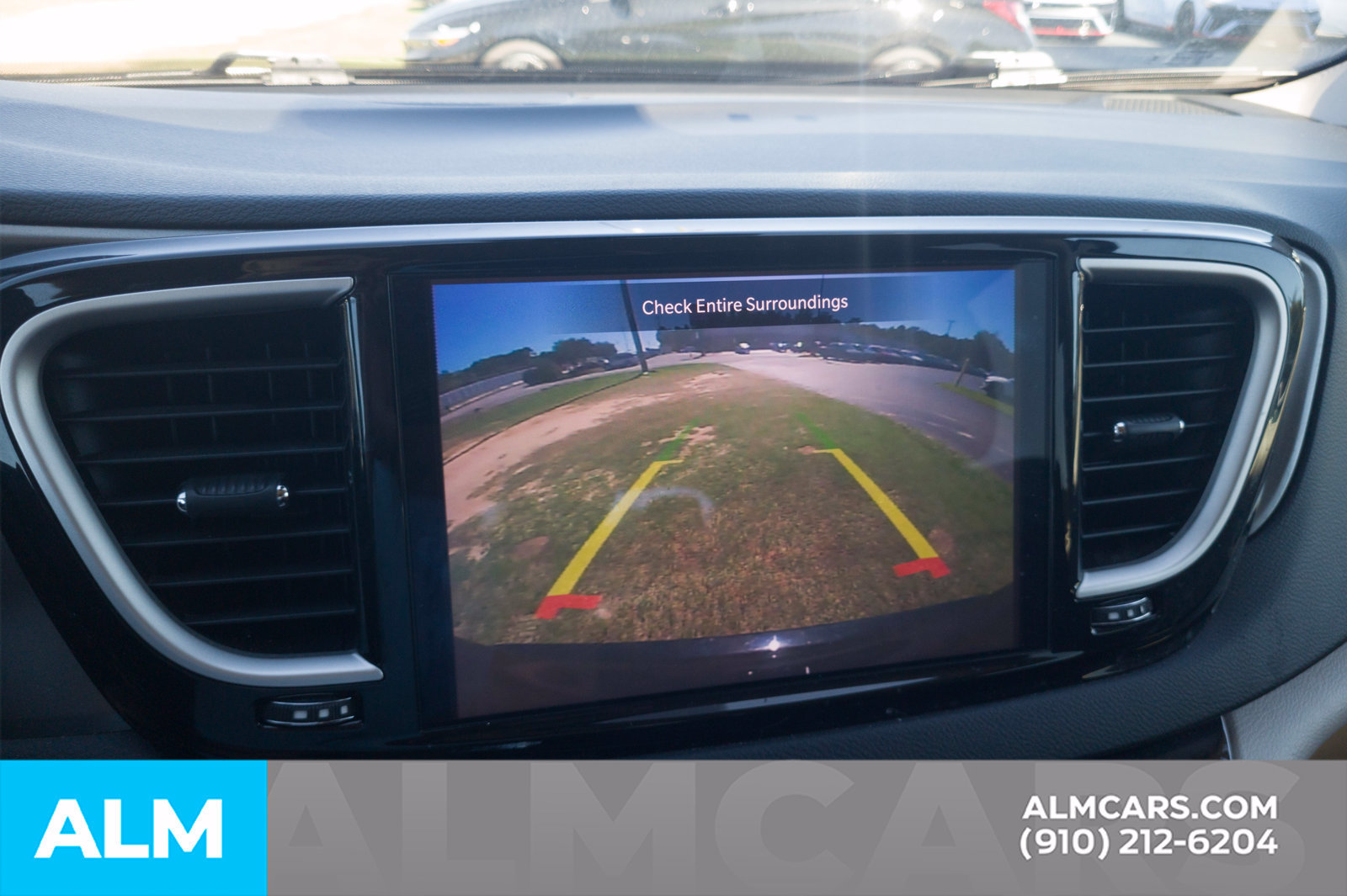 Used 2024 Chrysler Pacifica Touring-L FWD image 9