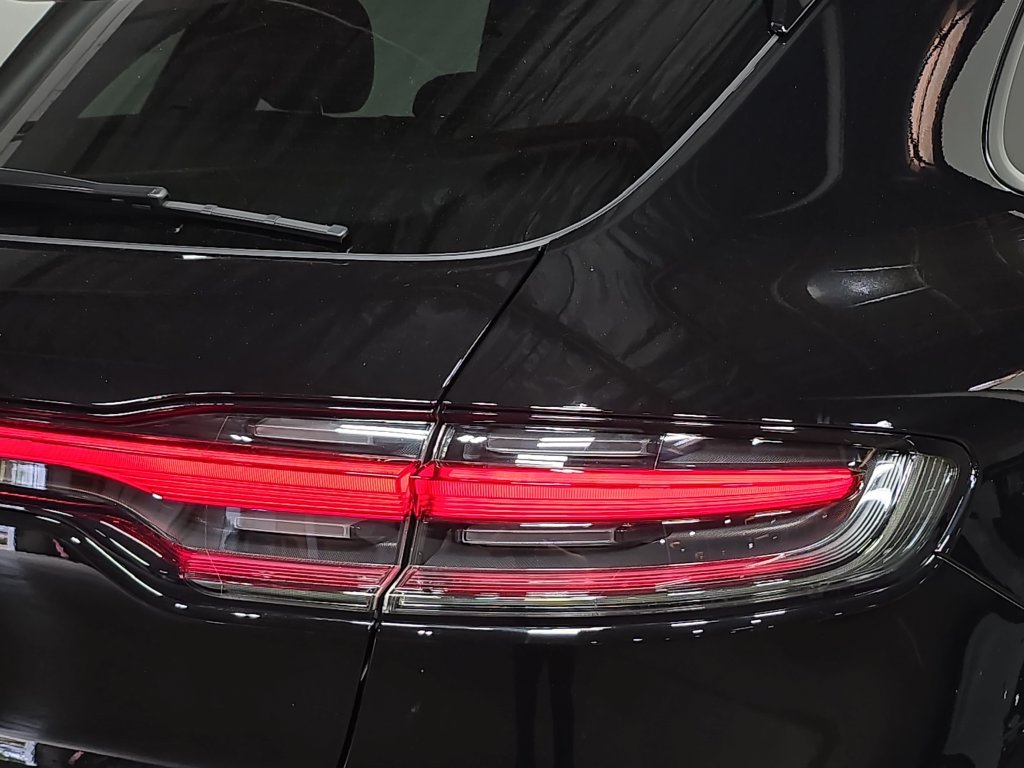 Certified 2023 Porsche Macan AWD/4WD image 30