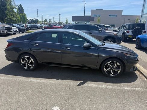 Used 2022 Hyundai Elantra SEL w/ Convenience + Premium Package FWD image 12