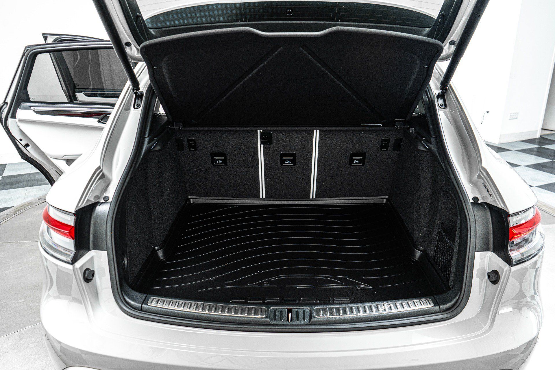 Used 2026 Porsche Macan AWD/4WD image 19