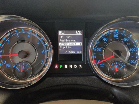 Used 2016 Chrysler Town & Country Touring image 23