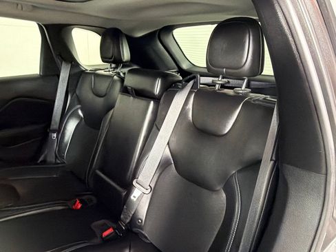 Used 2019 Jeep Cherokee Latitude Plus w/ Comfort/Convenience Group AWD/4WD image 21