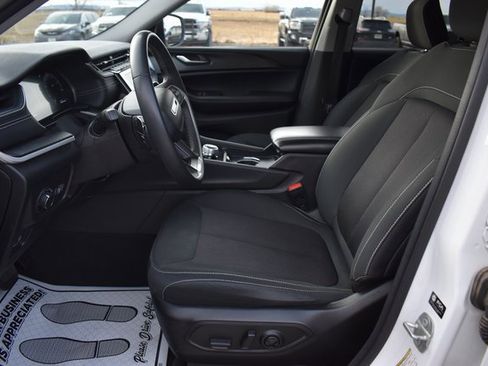 Used 2023 Jeep Grand Cherokee Laredo image 14