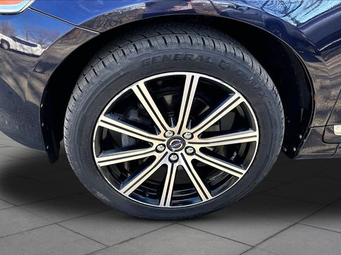 Used 2017 Volvo XC60 T6 Inscription w/ Climate Package image 11