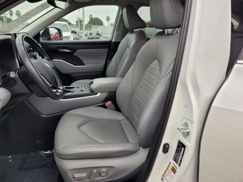Used 2021 Toyota Highlander XLE image 14