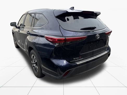 Used 2023 Toyota Highlander XLE image 5