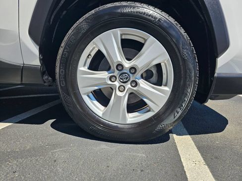 Used 2019 Toyota RAV4 XLE AWD/4WD image 9