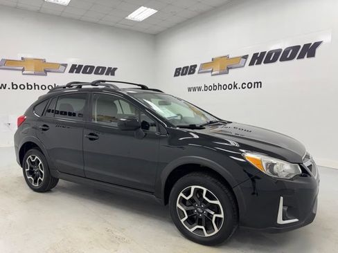 Used 2017 Subaru Crosstrek 2.0i Premium w/ Moonroof Package AWD/4WD image 3