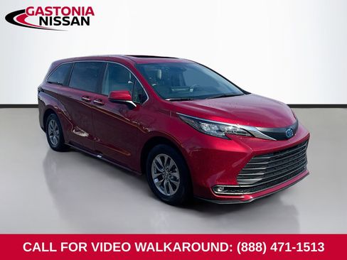 Used 2025 Toyota Sienna XLE image 1