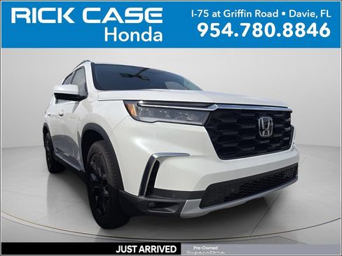 Used 2025 Honda Pilot Touring image 1