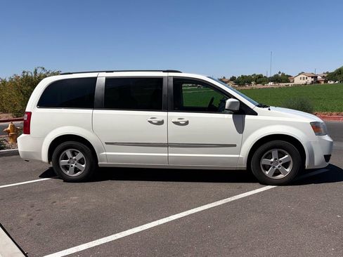 Used 2010 Dodge Grand Caravan SXT FWD image 2