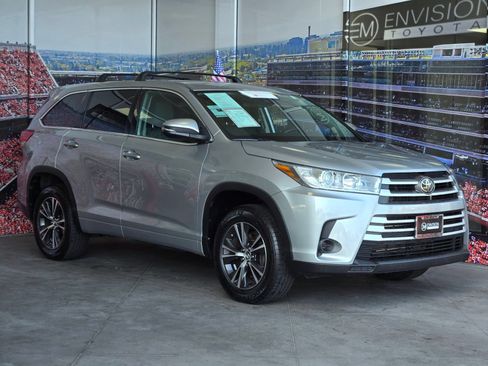 Certified 2018 Toyota Highlander LE w/ Carpet Mat Package (TMS) FWD image 1