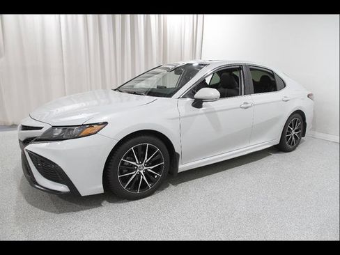 Used 2023 Toyota Camry SE w/ Audio Upgrade Package FWD image 3