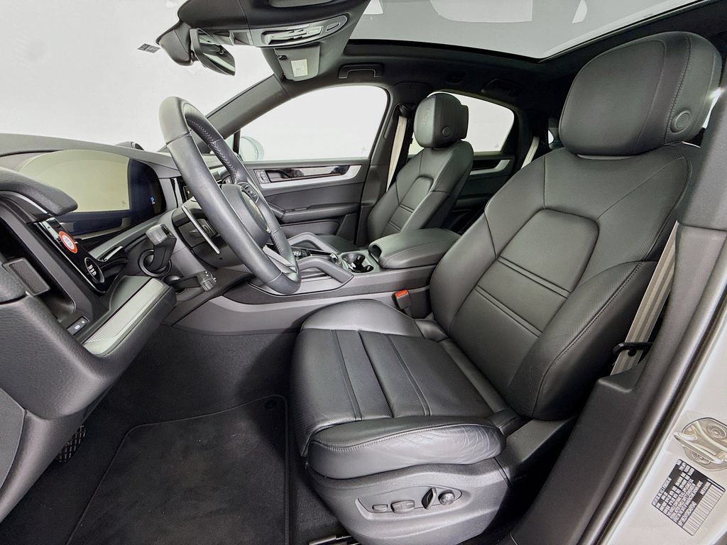 Certified 2024 Porsche Cayenne Coupe AWD/4WD image 5