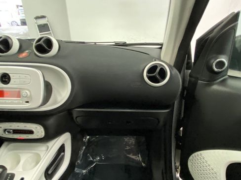 Used 2016 smart fortwo passion image 26