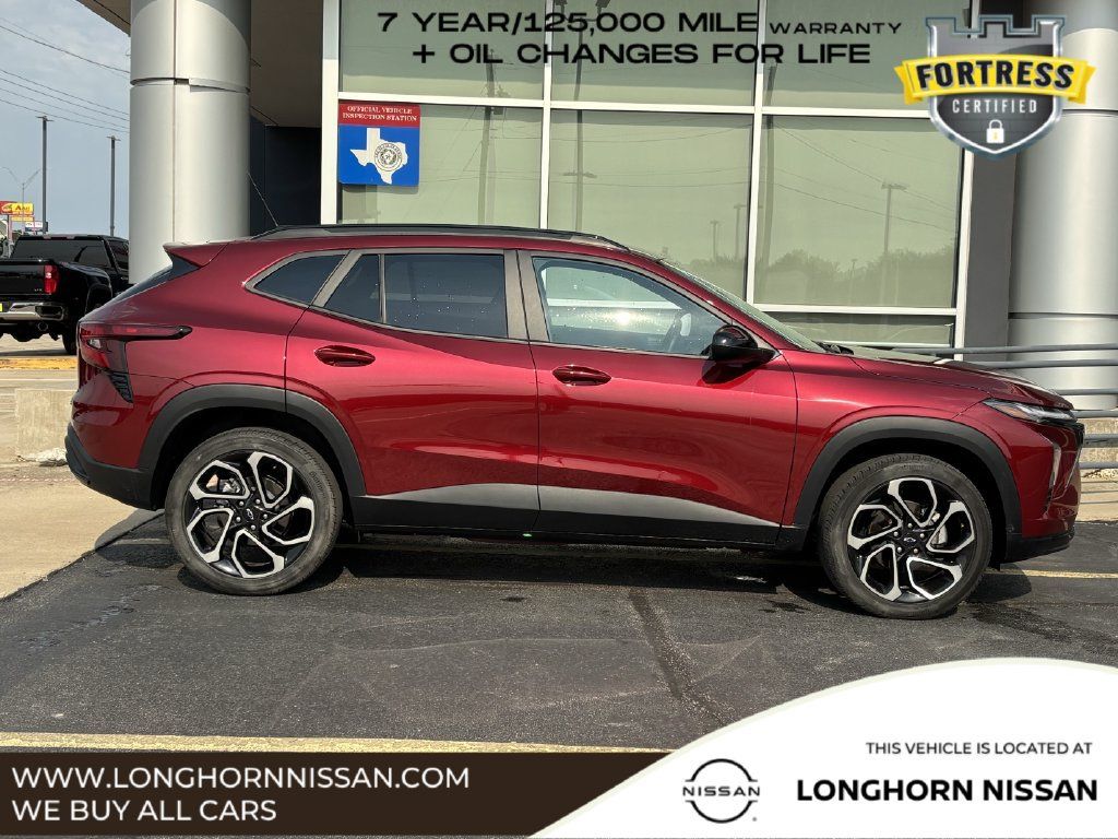 Used 2024 Chevrolet Trax RS w/ Sunroof Package FWD image 2