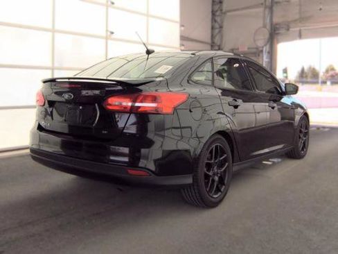 Used 2016 Ford Focus SE w/ Equipment Group 201A FWD image 4