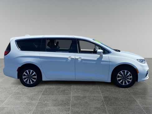 Used 2022 Chrysler Pacifica Touring-L FWD image 6