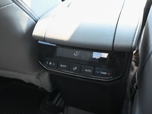 Used 2024 Toyota Highlander XLE AWD/4WD image 29