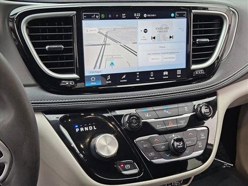 Used 2024 Chrysler Pacifica Select image 15